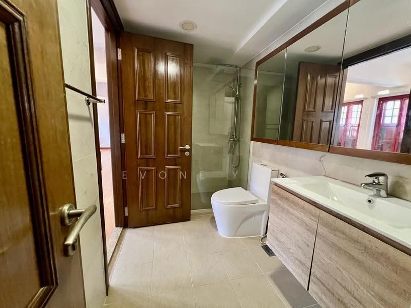 Rare Chinatown Heritage Home -5 mins to MRT, Chinatown / Tanjong Pagar, 2 Bedrooms, 995 sqft, Apartment For Rent, by Evone Yap, 500276794 - Bathroom - PropertyGuru.com.sg