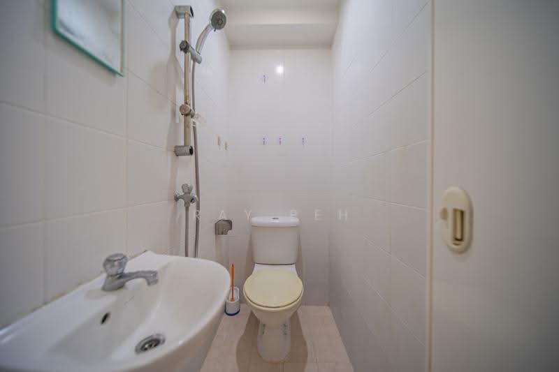 The Quintet, 38 Choa Chu Kang Street, Dairy Farm / Bukit Panjang / Choa Chu Kang, 3 Bedrooms, 1,270 sqft, Condominium For Sale, by Ray Peh, 500276806 - Svc Yard Bathroom - PropertyGuru.com.sg