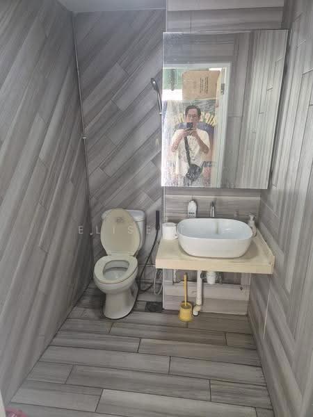 Oxley BizHub, 61 Ubi Road 1, Eunos / Geylang / Paya Lebar, 958 sqft, Light Industrial (B1) For Rent, by Elise Toh, 500276807 - Bathroom - CommercialGuru.com.sg