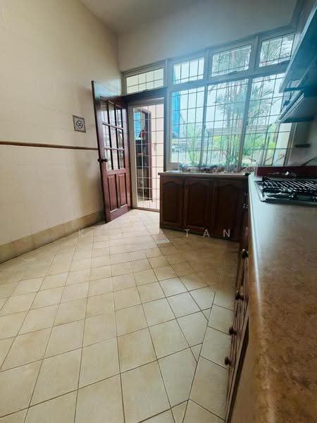 Serangoon Garden Estate, Cooling Close, Hougang / Punggol / Sengkang, 5 Bedrooms, 2,800 sqft, Semi-Detached House For Sale, by Keith Tan, 500276819 - Kitchen - PropertyGuru.com.sg