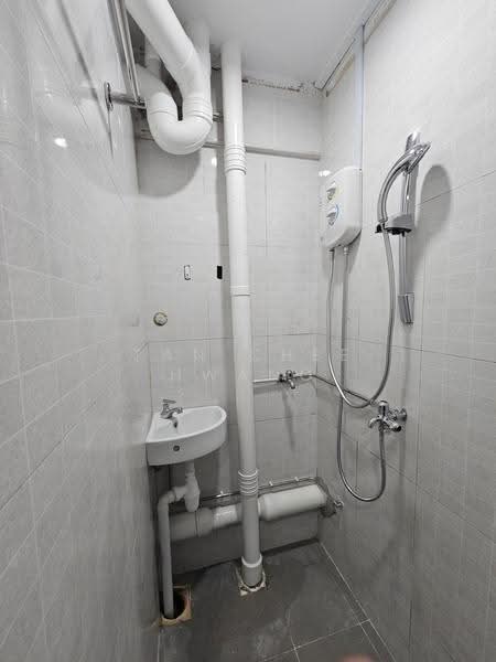 37 Jalan Rumah Tinggi, 37 Jalan Rumah Tinggi, Alexandra / Commonwealth, 3 Bedrooms, 700 sqft, HDB Flat For Rent, by Tan Chee Hwang, 500276845 - Bathroom - PropertyGuru.com.sg