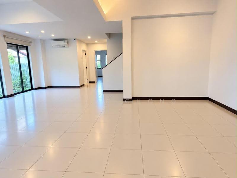 Double storey semi-detached house off Sixth Ave, Ming Teck Park, Tanglin / Holland / Bukit Timah, 4 Bedrooms, 2,500 sqft, Semi-Detached House For Rent, by Eunice Chong, 500276869 - Living Room - PropertyGuru.com.sg