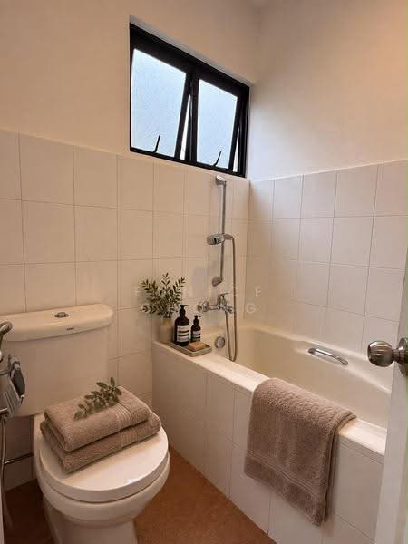 Double storey semi-detached house off Sixth Ave, Ming Teck Park, Tanglin / Holland / Bukit Timah, 4 Bedrooms, 2,500 sqft, Semi-Detached House For Rent, by Eunice Chong, 500276869 - Bathroom - PropertyGuru.com.sg