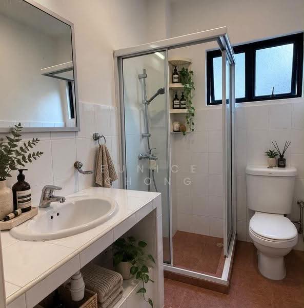 Double storey semi-detached house off Sixth Ave, Ming Teck Park, Tanglin / Holland / Bukit Timah, 4 Bedrooms, 2,500 sqft, Semi-Detached House For Rent, by Eunice Chong, 500276869 - Bathroom - PropertyGuru.com.sg