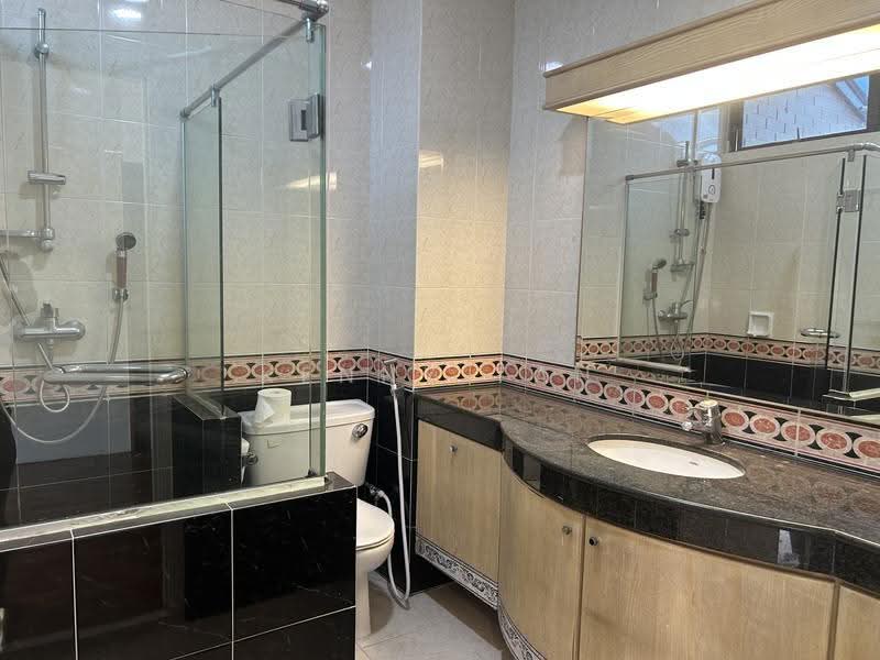 Lakepoint Condo, 8 Lakepoint Drive, Boon Lay / Jurong / Tuas, 1 Bedroom, 750 sqft, Condominium For Rent, by Kenny Tan, 500276937 - Bathroom - PropertyGuru.com.sg