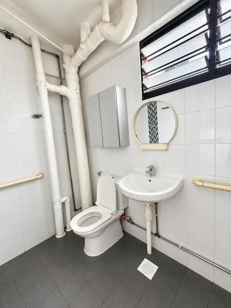 298 Tampines Street 22, 298 Tampines Street 22, Pasir Ris / Tampines, 3 Bedrooms, 990 sqft, HDB Flat For Sale, by Stephanie Kuet LY, 500276942 - Bathroom - PropertyGuru.com.sg