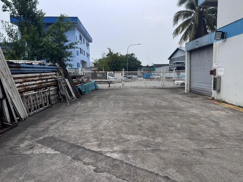 Warehouse with Open Space and Yard Near MRT - West, Boon Lay / Jurong / Tuas, 12,000 sqft, Warehouse For Rent, by Tyrese Low, 500276978 - Exterior - CommercialGuru.com.sg