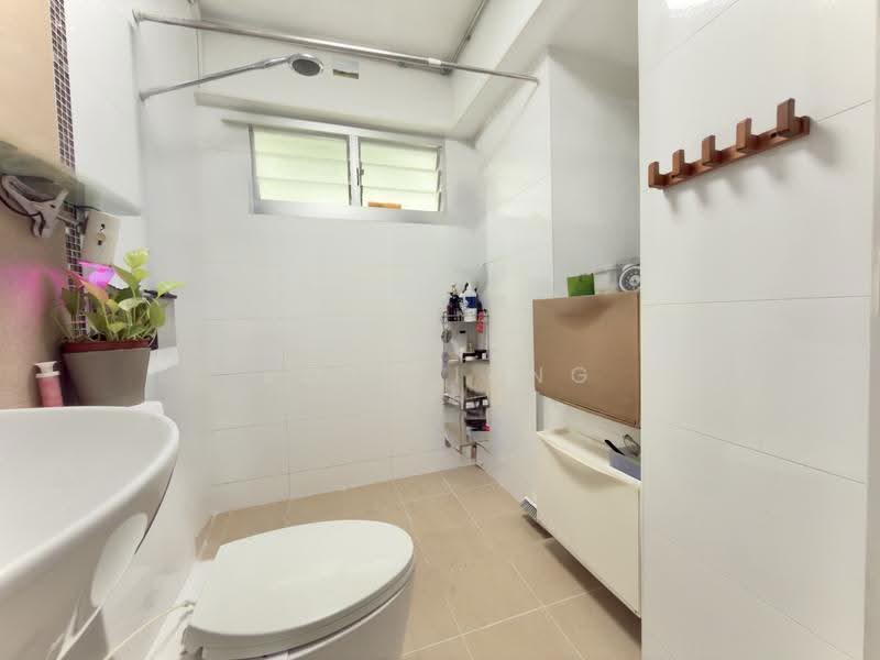 945 Jurong West Street 91, 945 Jurong West Street 91, Boon Lay / Jurong / Tuas, 3 Bedrooms, 1,194 sqft, HDB Flat For Sale, by Roy Liang, 500277008 - Master Bathroom - PropertyGuru.com.sg