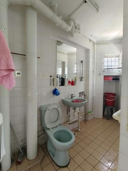 716 Tampines Street 71, 716 Tampines Street 71, Pasir Ris / Tampines, Room Rental, 130 sqft, HDB Flat For Rent, by April Chia, 500277056 - Bathroom - PropertyGuru.com.sg