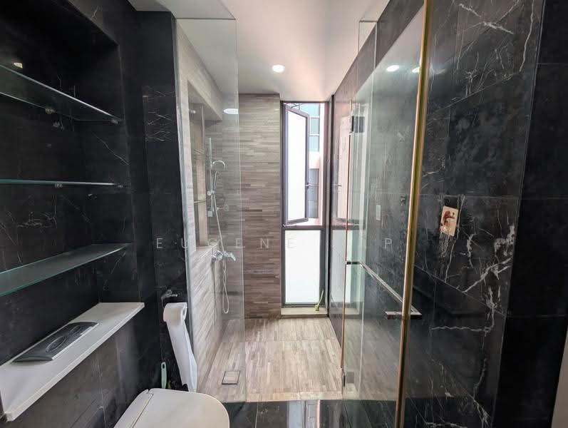 J Gateway, Boon Lay / Jurong / Tuas, 3 Bedrooms, 969 sqft, Condominium For Rent, by Eugene Yap, 500277118 - Master Bathroom - PropertyGuru.com.sg