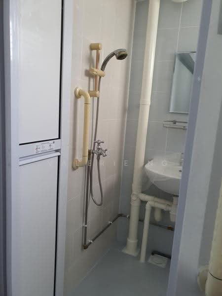 443 Ang Mo Kio Avenue 10, 443 Ang Mo Kio Avenue 10, Ang Mo Kio / Bishan / Thomson, 2 Bedrooms, 883 sqft, HDB Flat For Sale, by Valerie Ng, 500277124 - Bathroom - PropertyGuru.com.sg