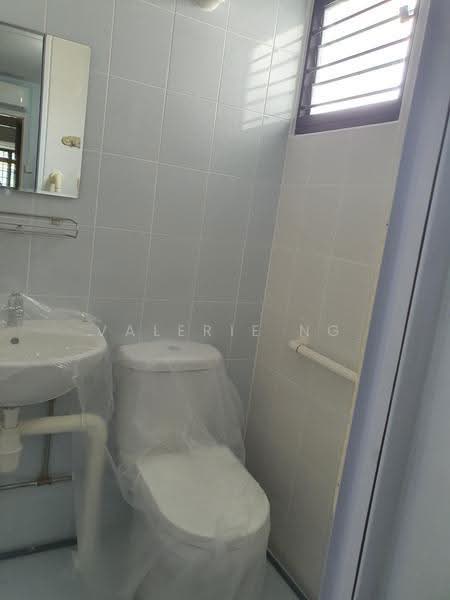 443 Ang Mo Kio Avenue 10, 443 Ang Mo Kio Avenue 10, Ang Mo Kio / Bishan / Thomson, 2 Bedrooms, 883 sqft, HDB Flat For Sale, by Valerie Ng, 500277124 - Bathroom - PropertyGuru.com.sg