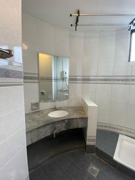 Siglap Center, 55 Siglap Road, East Coast / Marine Parade, 2 Bedrooms, 1,230 sqft, Apartment For Rent, by Gilad Coppersmith, 500277133 - Bathroom - PropertyGuru.com.sg