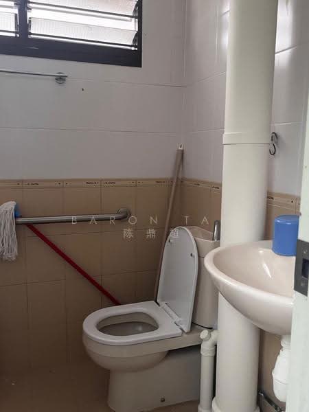 570 Ang Mo Kio Avenue 3, 570 Ang Mo Kio Avenue 3, Ang Mo Kio / Bishan / Thomson, 2 Bedrooms, 721 sqft, HDB Flat For Rent, by Baron Tan 陈鼎超, 500277172 - Bathroom - PropertyGuru.com.sg
