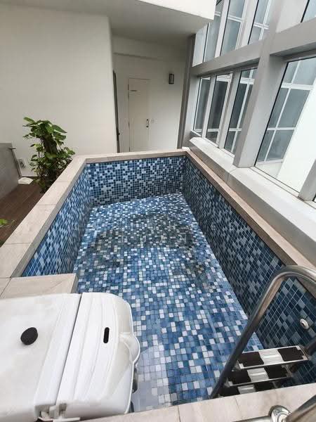 Queens Peak, 1 Dundee Road, Alexandra / Commonwealth, 4 Bedrooms, 4,715 sqft, Condominium For Sale, by Ong Chwee Puan, 500277214 - Pool - PropertyGuru.com.sg