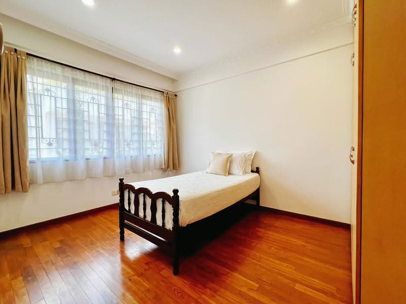 ★ 1km HPPS ★ Nice Plot ★ Hardly Available ★ Fiona 国凤 82185108, Grove Avenue, Grove Drive, Grove Crescent, Grove Lane, Holland Grove Drive, Holland Grove Terrace, Holland Grove Lane, Holland Walk, Holland Grove Avenue, Tanglin / Holland / Bukit Timah, 5 Bedrooms, 4,400 sqft, Corner Terrace For Sale, by Fiona Yin 国凤, 500277239 - Bedroom - PropertyGuru.com.sg