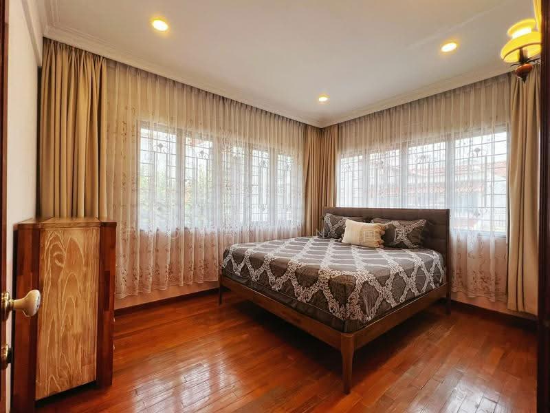 ★ 1km HPPS ★ Nice Plot ★ Hardly Available ★ Fiona 国凤 82185108, Grove Avenue, Grove Drive, Grove Crescent, Grove Lane, Holland Grove Drive, Holland Grove Terrace, Holland Grove Lane, Holland Walk, Holland Grove Avenue, Tanglin / Holland / Bukit Timah, 5 Bedrooms, 4,400 sqft, Corner Terrace For Sale, by Fiona Yin 国凤, 500277239 - Bedroom - PropertyGuru.com.sg