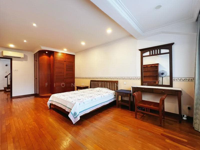 ★ 1km HPPS ★ Nice Plot ★ Hardly Available ★ Fiona 国凤 82185108, Grove Avenue, Grove Drive, Grove Crescent, Grove Lane, Holland Grove Drive, Holland Grove Terrace, Holland Grove Lane, Holland Walk, Holland Grove Avenue, Tanglin / Holland / Bukit Timah, 5 Bedrooms, 4,400 sqft, Corner Terrace For Sale, by Fiona Yin 国凤, 500277239 - Bedroom - PropertyGuru.com.sg