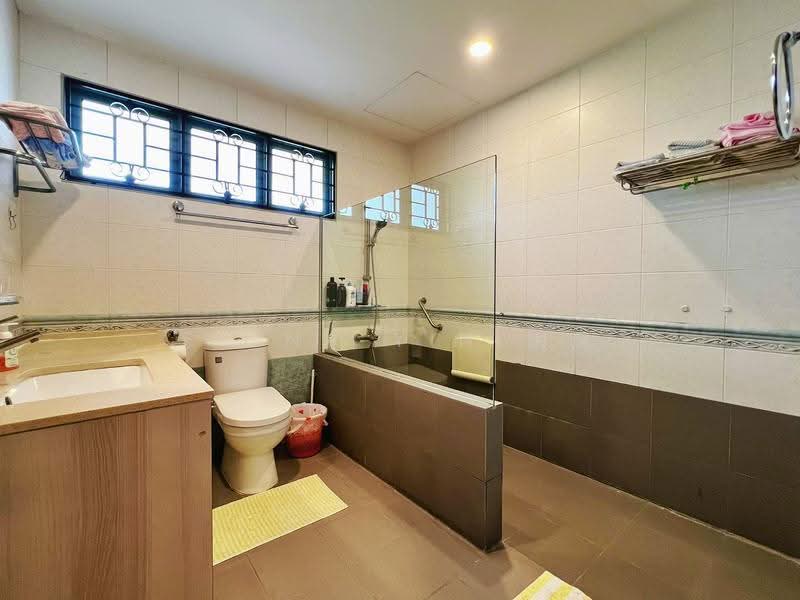 ★ 1km HPPS ★ Nice Plot ★ Hardly Available ★ Fiona 国凤 82185108, Grove Avenue, Grove Drive, Grove Crescent, Grove Lane, Holland Grove Drive, Holland Grove Terrace, Holland Grove Lane, Holland Walk, Holland Grove Avenue, Tanglin / Holland / Bukit Timah, 5 Bedrooms, 4,400 sqft, Corner Terrace For Sale, by Fiona Yin 国凤, 500277239 - Bathroom - PropertyGuru.com.sg