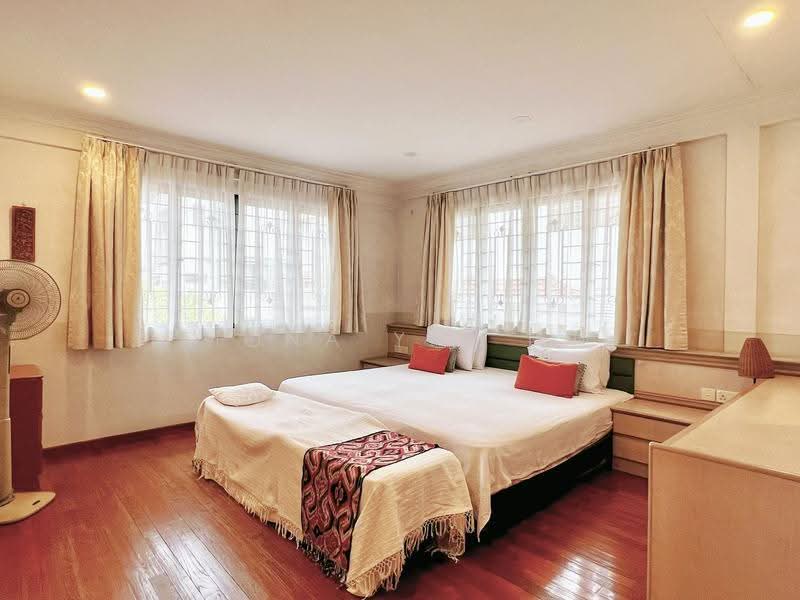 ★ 1km HPPS ★ Nice Plot ★ Hardly Available ★ Fiona 国凤 82185108, Grove Avenue, Grove Drive, Grove Crescent, Grove Lane, Holland Grove Drive, Holland Grove Terrace, Holland Grove Lane, Holland Walk, Holland Grove Avenue, Tanglin / Holland / Bukit Timah, 5 Bedrooms, 4,400 sqft, Corner Terrace For Sale, by Fiona Yin 国凤, 500277239 - Bedroom - PropertyGuru.com.sg