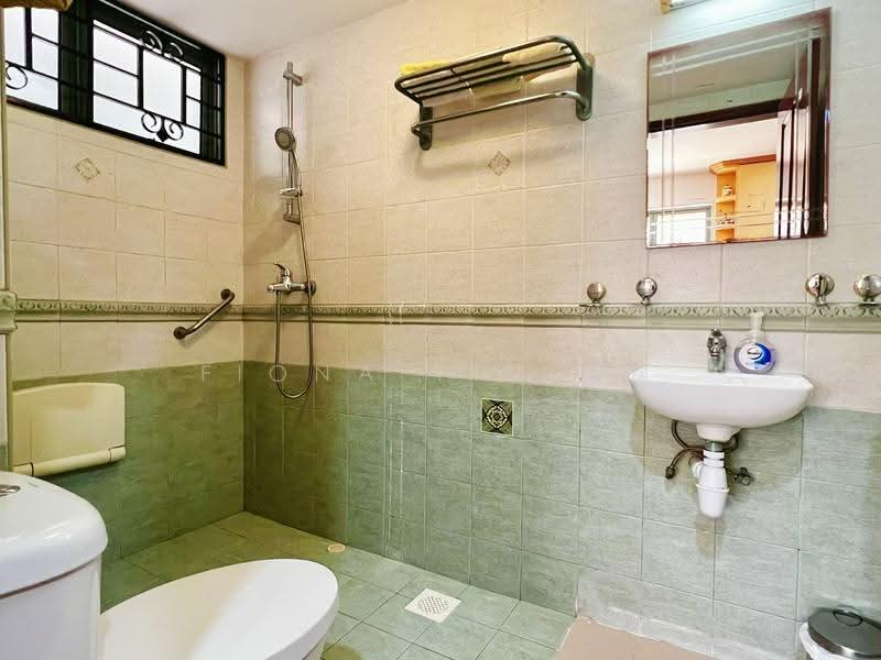 ★ 1km HPPS ★ Nice Plot ★ Hardly Available ★ Fiona 国凤 82185108, Grove Avenue, Grove Drive, Grove Crescent, Grove Lane, Holland Grove Drive, Holland Grove Terrace, Holland Grove Lane, Holland Walk, Holland Grove Avenue, Tanglin / Holland / Bukit Timah, 5 Bedrooms, 4,400 sqft, Corner Terrace For Sale, by Fiona Yin 国凤, 500277239 - Bathroom - PropertyGuru.com.sg