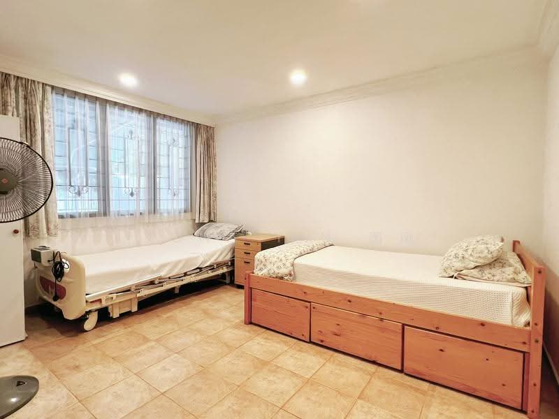 ★ 1km HPPS ★ Nice Plot ★ Hardly Available ★ Fiona 国凤 82185108, Grove Avenue, Grove Drive, Grove Crescent, Grove Lane, Holland Grove Drive, Holland Grove Terrace, Holland Grove Lane, Holland Walk, Holland Grove Avenue, Tanglin / Holland / Bukit Timah, 5 Bedrooms, 4,400 sqft, Corner Terrace For Sale, by Fiona Yin 国凤, 500277239 - Bedroom - PropertyGuru.com.sg