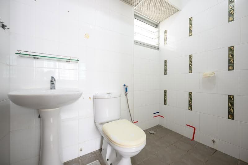 423 Clementi Avenue 1, 423 Clementi Avenue 1, Buona Vista / West Coast / Clementi New Town, 2 Bedrooms, 753 sqft, HDB Flat For Sale, by Tan Kwan Yick, 500277268 - Bathroom - PropertyGuru.com.sg