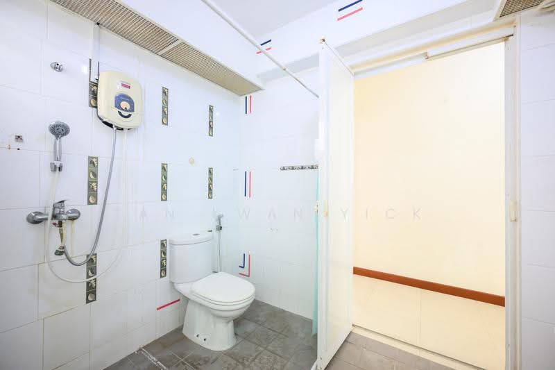 423 Clementi Avenue 1, 423 Clementi Avenue 1, Buona Vista / West Coast / Clementi New Town, 2 Bedrooms, 753 sqft, HDB Flat For Sale, by Tan Kwan Yick, 500277268 - Bathroom - PropertyGuru.com.sg