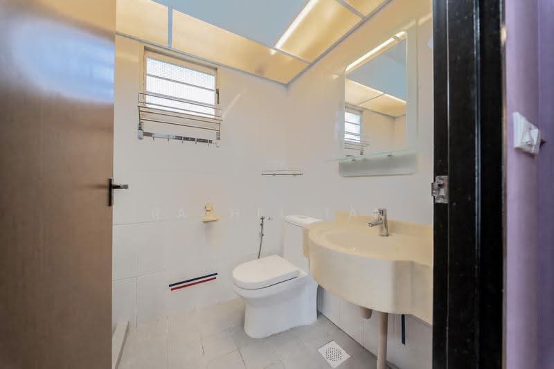 217C Compassvale Drive, 217C Compassvale Drive, Hougang / Punggol / Sengkang, 3 Bedrooms, 990 sqft, HDB Flat For Sale, by Rachel Tan, 500277298 - Bathroom - PropertyGuru.com.sg