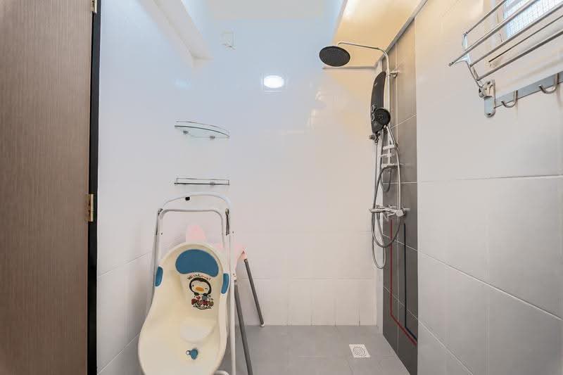 217C Compassvale Drive, 217C Compassvale Drive, Hougang / Punggol / Sengkang, 3 Bedrooms, 990 sqft, HDB Flat For Sale, by Rachel Tan, 500277298 - Bathroom - PropertyGuru.com.sg