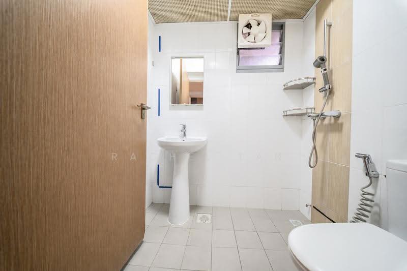 682A Edgefield Plains, , 2 Bedrooms, 732 sqft, HDB Flat For Sale, by Rachel Tan, 500277304 - Bathroom - PropertyGuru.com.sg