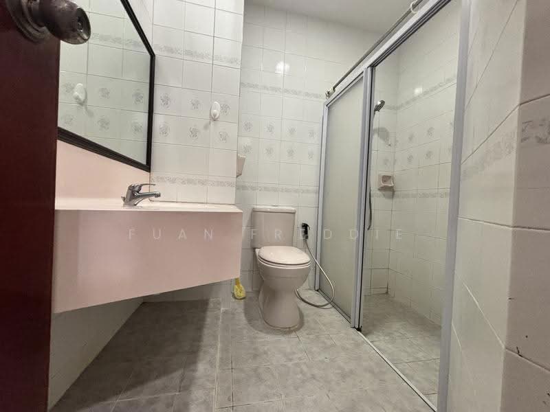 3 Storey Corner Terrace 6Rooms & 4Baths for Rent @ Old Toh Tuck Rd, Highgate Crescent, Clementi Park / Upper Bukit Timah, 6 Bedrooms, 3,154 sqft, Corner Terrace For Rent, by Fuan Freddie, 500277327 - Bathroom - PropertyGuru.com.sg