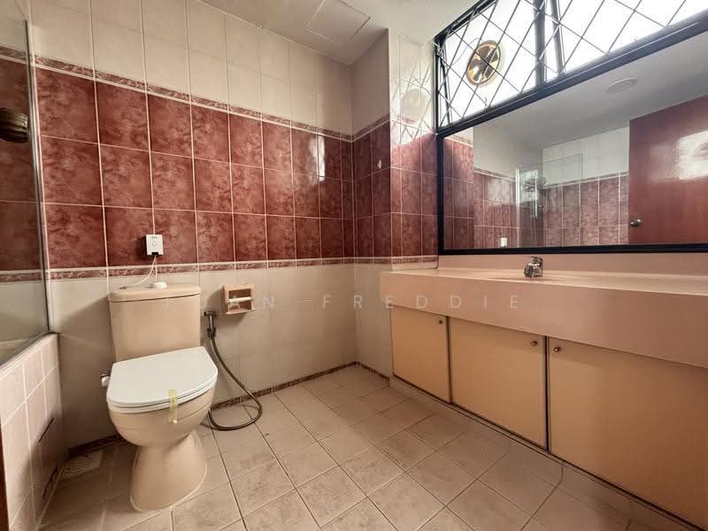 3 Storey Corner Terrace 6Rooms & 4Baths for Rent @ Old Toh Tuck Rd, Highgate Crescent, Clementi Park / Upper Bukit Timah, 6 Bedrooms, 3,154 sqft, Corner Terrace For Rent, by Fuan Freddie, 500277327 - Bathroom - PropertyGuru.com.sg