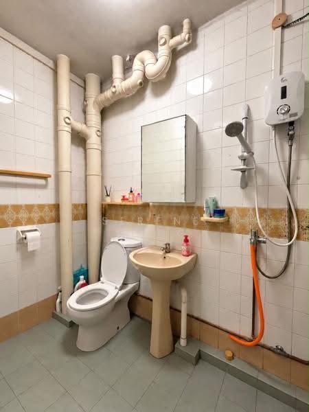 819 Jurong West Street 81, 819 Jurong West Street 81, Boon Lay / Jurong / Tuas, 4 Bedrooms, 1,367 sqft, HDB Flat For Sale, by Serene Wong, 500277336 - Bathroom in Kitchen - PropertyGuru.com.sg