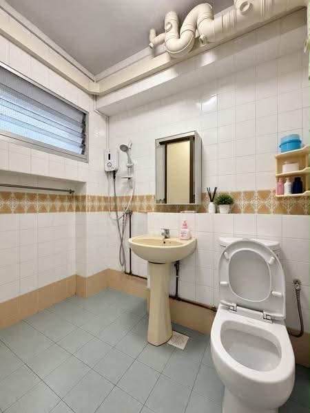 819 Jurong West Street 81, 819 Jurong West Street 81, Boon Lay / Jurong / Tuas, 4 Bedrooms, 1,367 sqft, HDB Flat For Sale, by Serene Wong, 500277336 - Ensuite Bathroom - PropertyGuru.com.sg