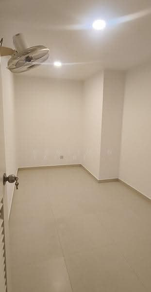 Cairnhill Plaza, 53 Cairnhill Road, Orchard / River Valley, 2 Bedrooms, 2,293 sqft, Apartment For Rent, by GEORGE, 500277359 - Helper’s room - PropertyGuru.com.sg