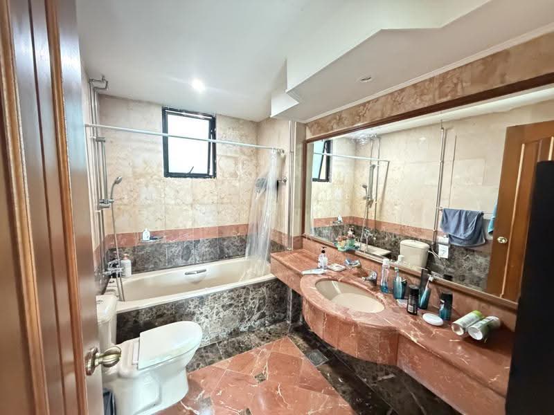 Spring Grove, 53 Grange Road, Tanglin / Holland / Bukit Timah, 2 Bedrooms, 1,012 sqft, Condominium For Sale, by Lee Sherman, 500277367 - Bathroom - PropertyGuru.com.sg