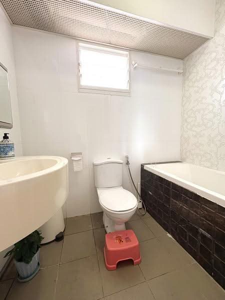 668A Edgefield Plains, 668A Edgefield Plains, Hougang / Punggol / Sengkang, 3 Bedrooms, 1,216 sqft, HDB Flat For Sale, by Alan Lim, 500277403 - Bathroom - PropertyGuru.com.sg