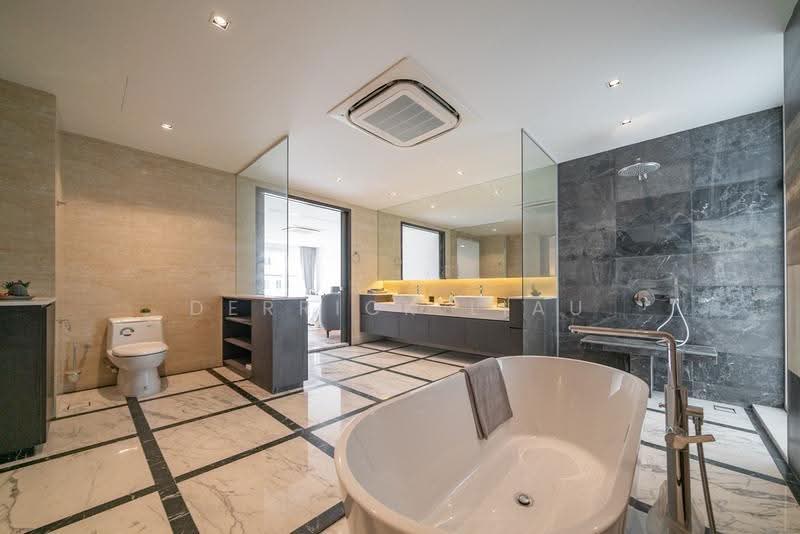 Modern 3.5 Storey Freehold Semi-D with Swimming Pool Near Bayshore MRT within Lucky Heights Estate, Bedok / Upper East Coast, 7 Bedrooms, 6,067 sqft, Detached House For Rent, by Derrick Liau, 500277428 - Bathroom - PropertyGuru.com.sg