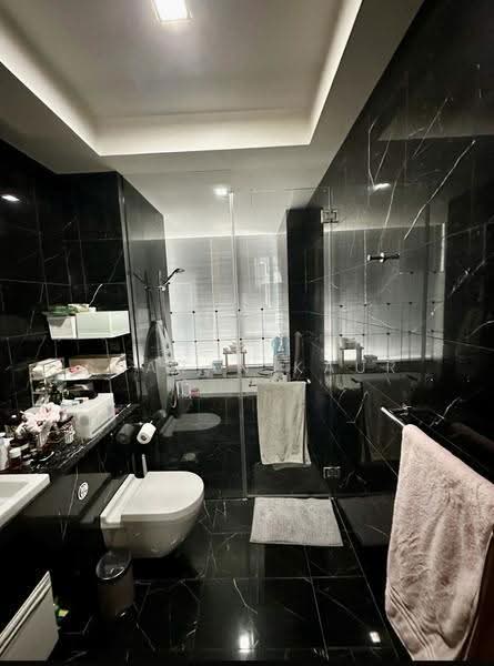 Helios Residences, 17 Cairnhill Circle, Orchard / River Valley, 2 Bedrooms, 1,281 sqft, Condominium For Rent, by Sharan Kaur, 500277437 - Bathroom - PropertyGuru.com.sg