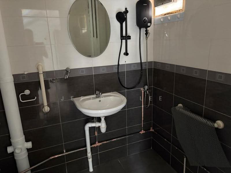 114 Depot Road, 114 Depot Road, Harbourfront / Telok Blangah, 3 Bedrooms, 1,208 sqft, HDB Flat For Rent, by Jeffrey Lee, 500277448 - Bathroom - PropertyGuru.com.sg