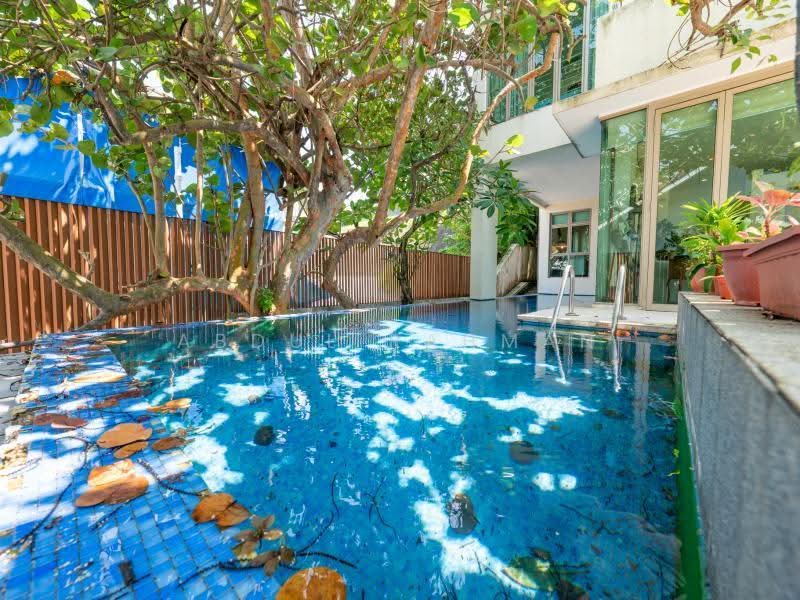 ELEVATED 2.5sty SIGLAP BUNGALOW 6771sqft HUGE LAND, East Coast / Marine Parade, 5 Bedrooms, 6,212 sqft, Bungalow House For Sale, by Abdul Rahman, 500277464 - Exterior - PropertyGuru.com.sg