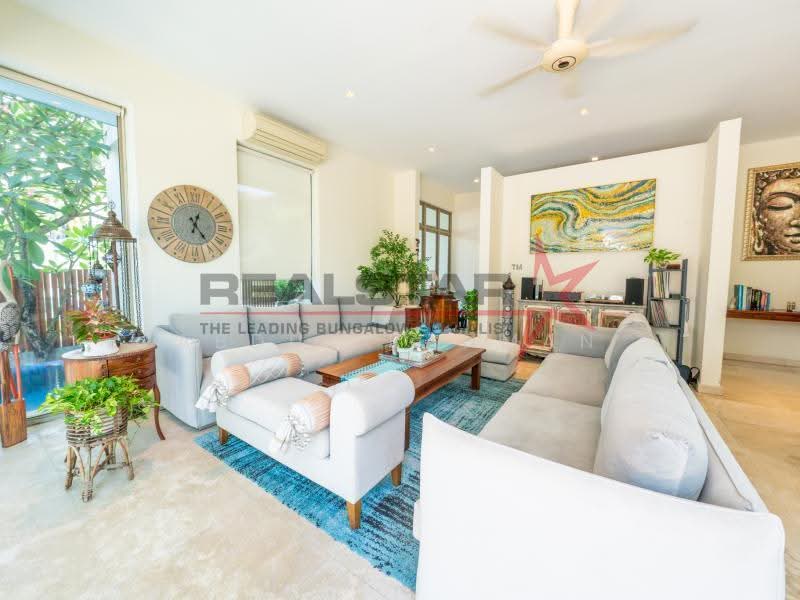 ELEVATED 2.5sty SIGLAP BUNGALOW 6771sqft HUGE LAND, East Coast / Marine Parade, 5 Bedrooms, 6,212 sqft, Bungalow House For Sale, by Abdul Rahman, 500277464 - Living Room - PropertyGuru.com.sg