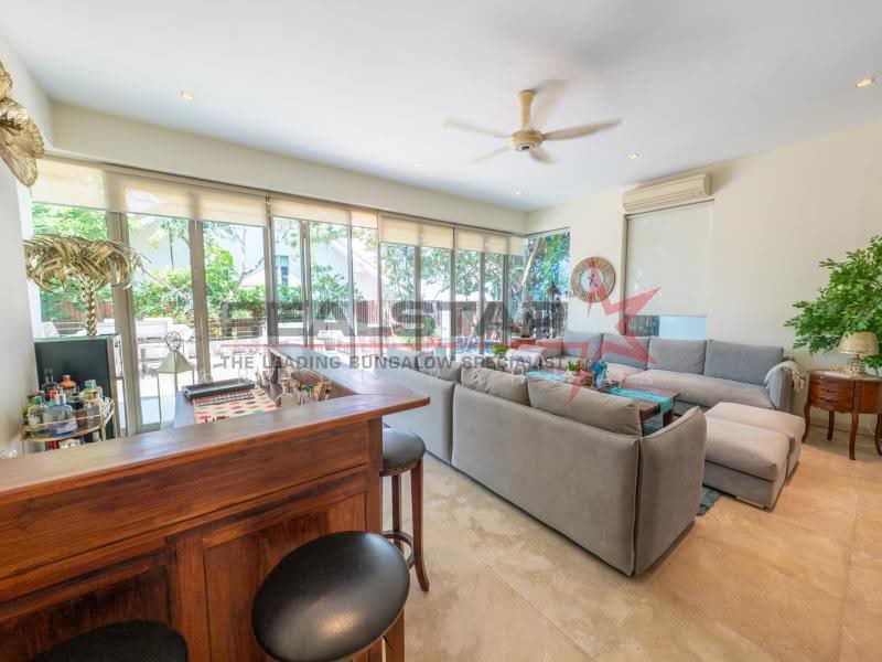 ELEVATED 2.5sty SIGLAP BUNGALOW 6771sqft HUGE LAND, East Coast / Marine Parade, 5 Bedrooms, 6,212 sqft, Bungalow House For Sale, by Abdul Rahman, 500277464 - Living Room - PropertyGuru.com.sg