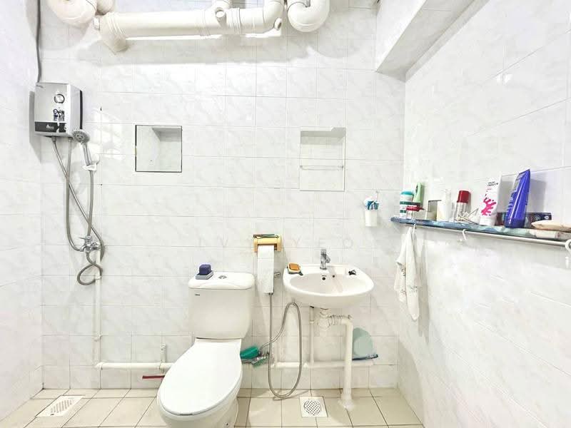 664A Jurong West Street 64, 664A Jurong West Street 64, Boon Lay / Jurong / Tuas, 3 Bedrooms, 1,184 sqft, HDB Flat For Rent, by Ivy Yeo, 500277504 - Bathroom - PropertyGuru.com.sg