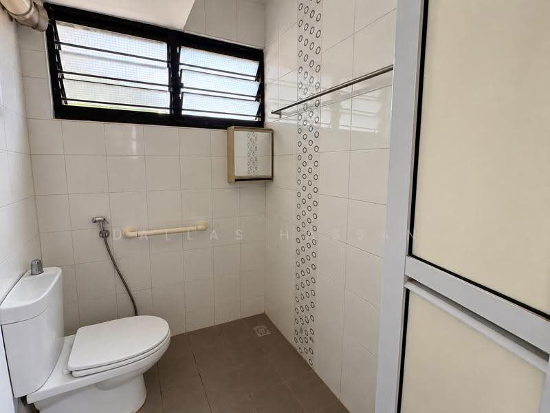155 Ang Mo Kio Avenue 4, 155 Ang Mo Kio Avenue 4, Ang Mo Kio / Bishan / Thomson, 2 Bedrooms, 732 sqft, HDB Flat For Sale, by Dallas Hassan, 500277538 - Bathroom - PropertyGuru.com.sg