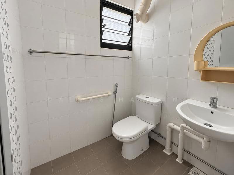 155 Ang Mo Kio Avenue 4, 155 Ang Mo Kio Avenue 4, Ang Mo Kio / Bishan / Thomson, 2 Bedrooms, 732 sqft, HDB Flat For Sale, by Dallas Hassan, 500277538 - Bathroom - PropertyGuru.com.sg
