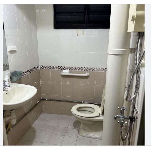 32 Teban Gardens Road, 32 Teban Gardens Road, Boon Lay / Jurong / Tuas, 3 Bedrooms, 1,067 sqft, HDB Flat For Sale, by Xavier Anboo, 500277610 - Bathroom - PropertyGuru.com.sg