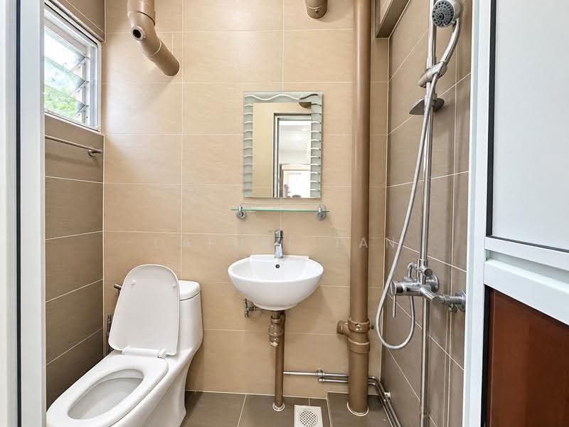 375 Clementi Avenue 4, 375 Clementi Avenue 4, Buona Vista / West Coast / Clementi New Town, 2 Bedrooms, 721 sqft, HDB Flat For Sale, by Daphne Tan, 500277632 - Bathroom - PropertyGuru.com.sg