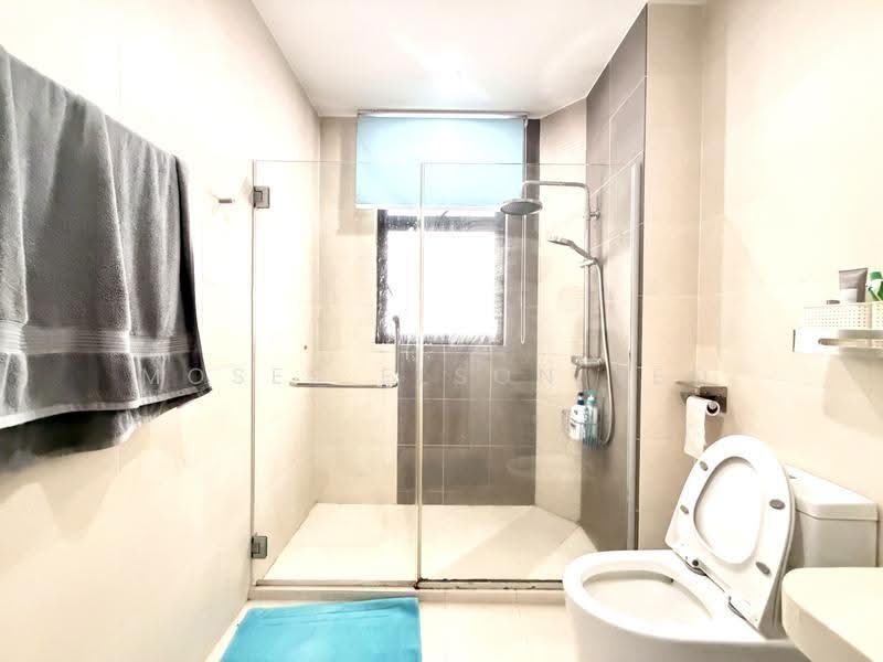 C.H.E.A.P Freehold Terrace For Sale D05, Buona Vista / West Coast / Clementi New Town, 5 Bedrooms, 3,000 sqft, Terraced House For Sale, by Moses Elson Yeo, 500277642 - Bathroom - PropertyGuru.com.sg